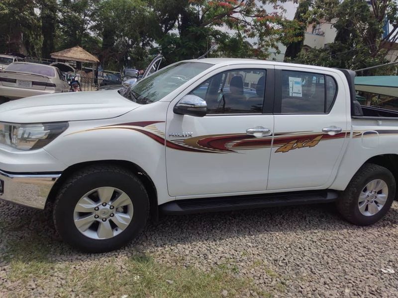 Thumbnail 7 of 2019 Toyota Hilux LE